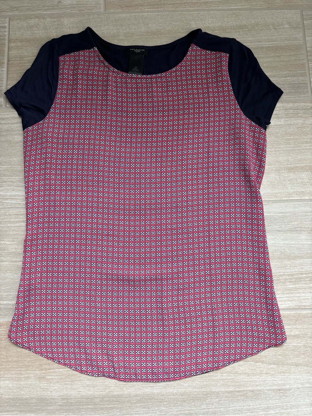 Ann Taylor Size XS Petite Pink Patterned Short Sleeve Top with Navy Accents